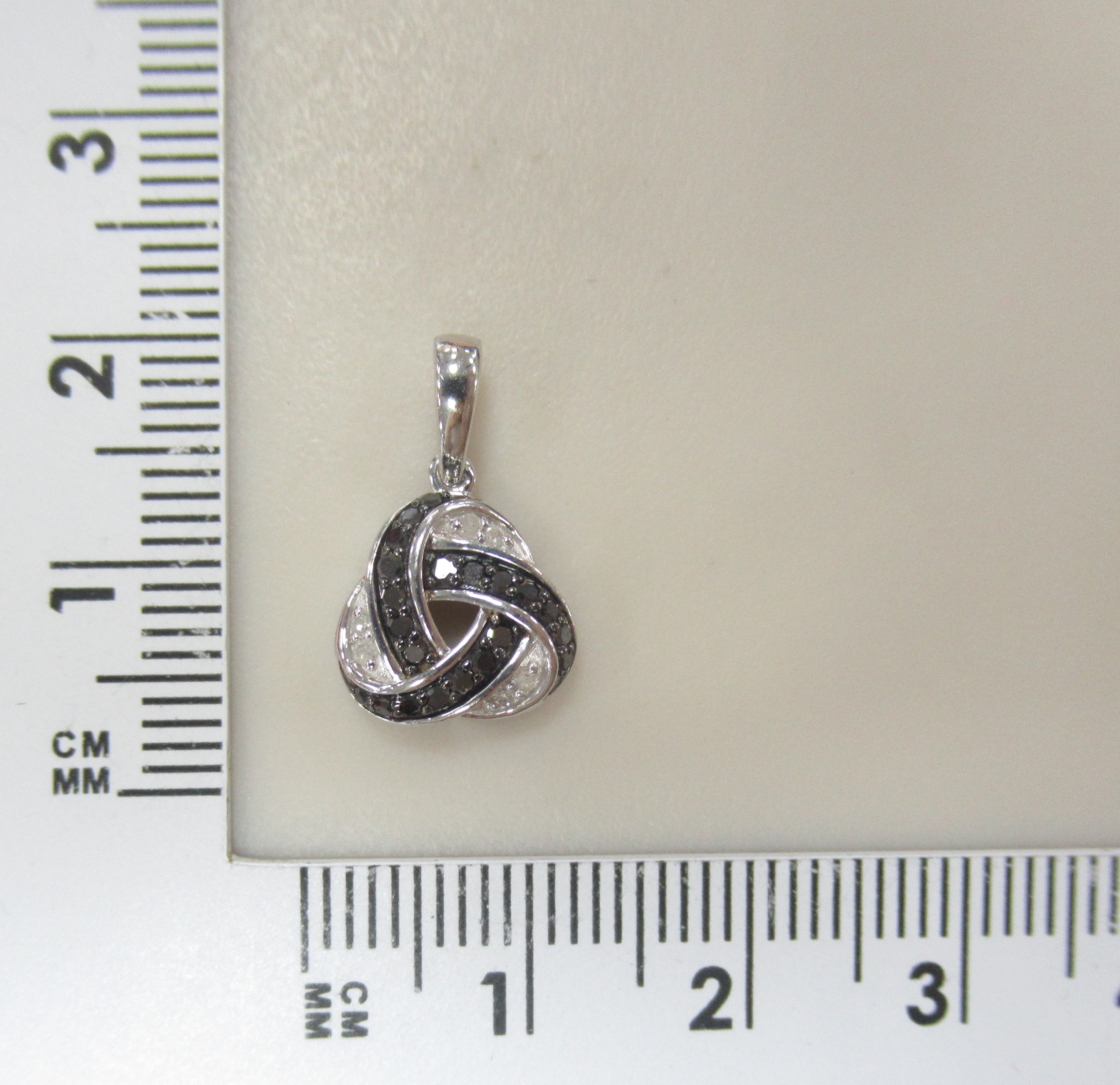 Серебряная подвеска с бриллиантами